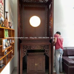 Rèm che dễ dàng thao tác lên xuống khi thờ tự.