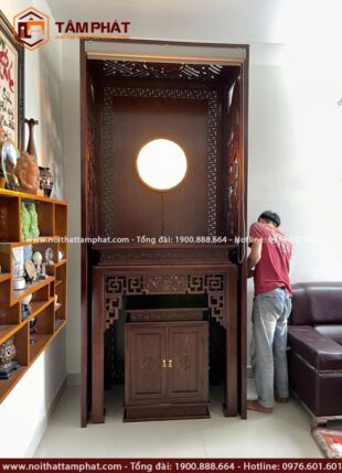 Rèm che dễ dàng thao tác lên xuống khi thờ tự.