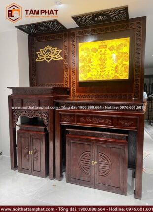 Ốp hậu tranh trúc chỉ ánh vàng là điểm nhấn nổi bật, tạo sự ấm áp linh thiêng.