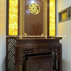 Không gian thờ nhỏ với diện tích vừa đủ để bố trí một bàn thờ đứng đơn giản.