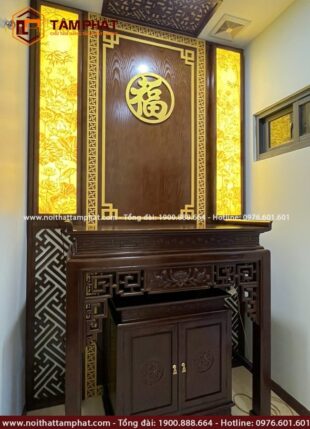 Không gian thờ nhỏ với diện tích vừa đủ để bố trí một bàn thờ đứng đơn giản.