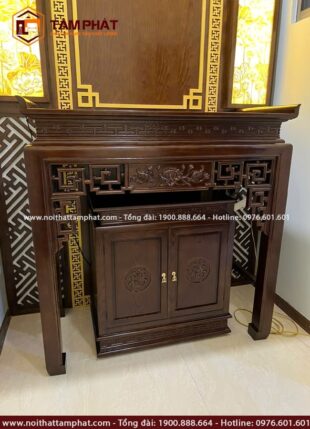 Mẫu bàn thờ đứng gỗ tự nhiên chạm khắc sắc nét, có độ bền cao.