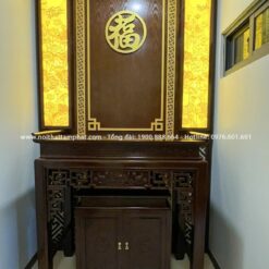 Sự kết hợp bàn thờ và ốp hậu tạo nên không gian thờ đẹp.