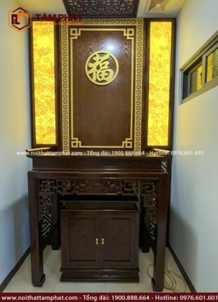 Sự kết hợp bàn thờ và ốp hậu tạo nên không gian thờ đẹp.