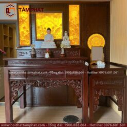 Không gian thờ kết hợp giữa tín ngưỡng thờ Phật và lòng hiếu kính tổ tiên một cách cân đối.