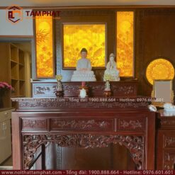 Không gian thờ BT-1241 trở nên nổi bật hơn nhờ hiệu ứng ánh sáng dịu nhẹ từ tranh trúc chỉ.