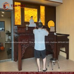 Tông màu trầm ấm tạo cảm giác tĩnh tại và gần gũi khi thắp hương mỗi ngày.