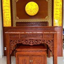 Phòng thờ gỗ tự nhiên có độ bền cao, vân đẹp, nâng tầm giá trị không gian thờ.