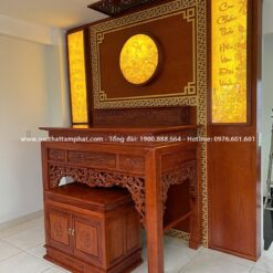 Đường nét hoa văn sắc sảo giúp tổng thể phòng thờ thêm phần trang nghiêm và tinh tế.