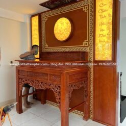 Sự kết hợp giữa bàn thờ gỗ và tranh trúc chỉ tạo tổng thể hài hòa, sang trọng.