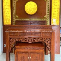 Đồng bộ màu sắc với vách ngăn và bàn thờ giúp tổng thể phòng thờ liền mạch hơn.