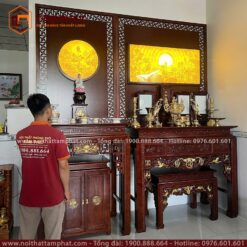 Phòng thờ Phật và Ông bà được bố trí hài hòa, giữ trọn sự trang nghiêm và ấm cúng cho gia đình.