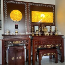 Sự kết hợp hài hòa giữa gỗ, ánh sáng và tranh trúc chỉ tạo nên không gian thờ có chiều sâu rõ rệt.