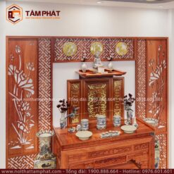 Bố trí phòng thờ hài hòa, bên trên thờ Phật, bên dưới thờ Cửu Huyền.
