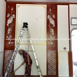 Phong cách phòng thờ đơn giản với ốp hậu hoa sen và viền chỉ hiện đại.