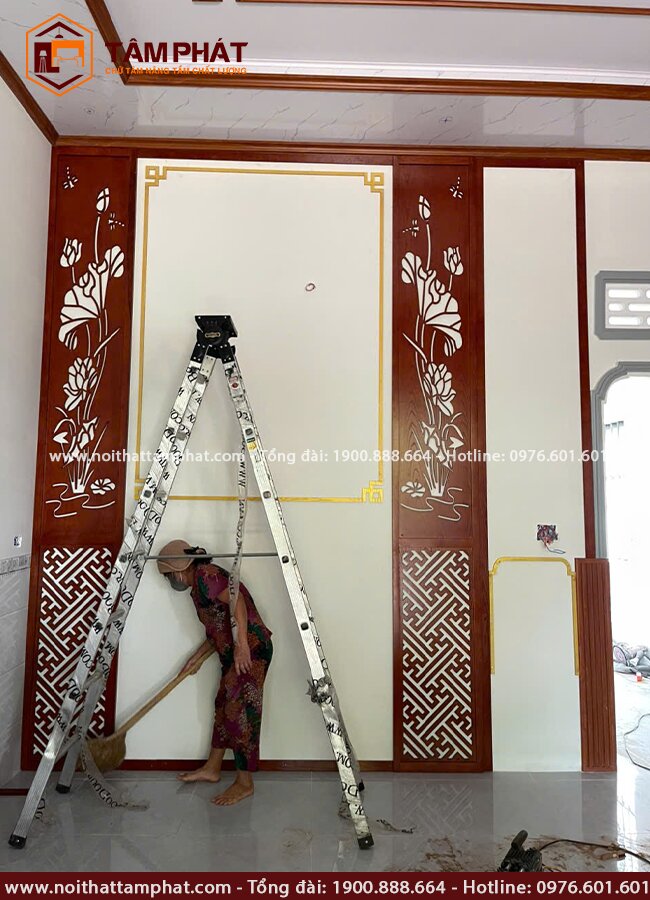 Phong cách phòng thờ đơn giản với ốp hậu hoa sen và viền chỉ hiện đại.