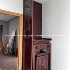 Chỉ sử dụng 1 vách ngăn bên hông, tối ưu chi phí, tăng sự kín đáo cho không gian phòng thờ.