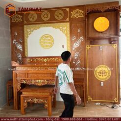 Bố trí tại phòng thờ riêng, được thi công hệ ốp trang trí đẹp, giúp nâng cao giá trị thẩm mỹ của ngôi nhà.